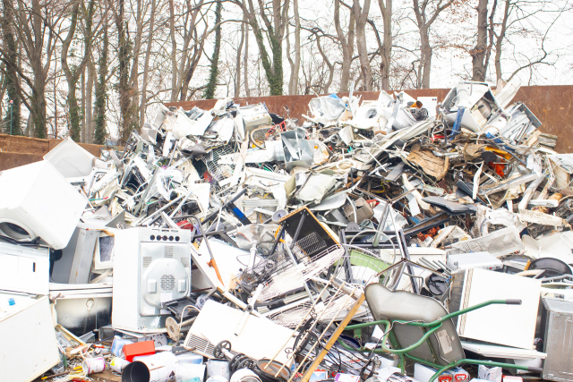 a economía circular es un modelo de producción y consumo que garantiza un crecimiento sostenible en el tiempo con la que se optimizan recursos, se reduce el consumo de materias primas y se aprovechan los residuos, reciclándolos o dándoles una nueva vida para convertirlos en nuevos productos.